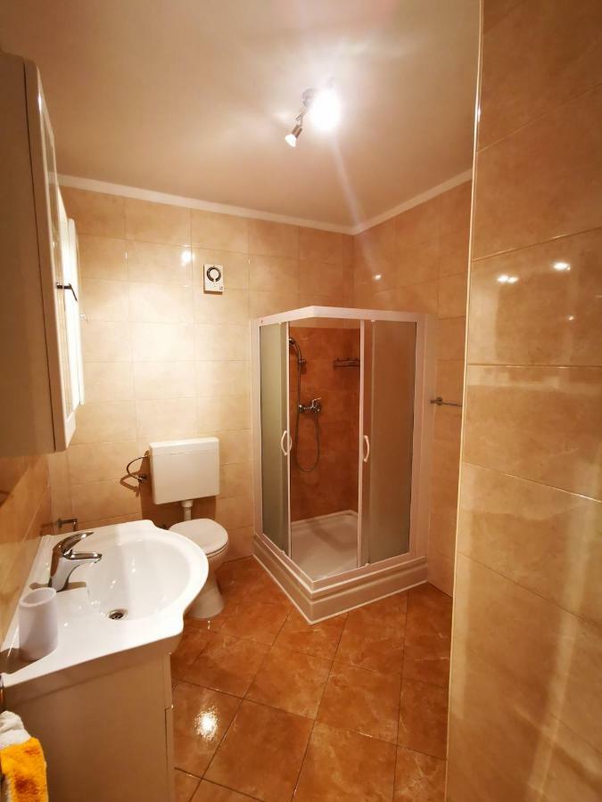 Apartmani Franciska Rab Town Exterior foto